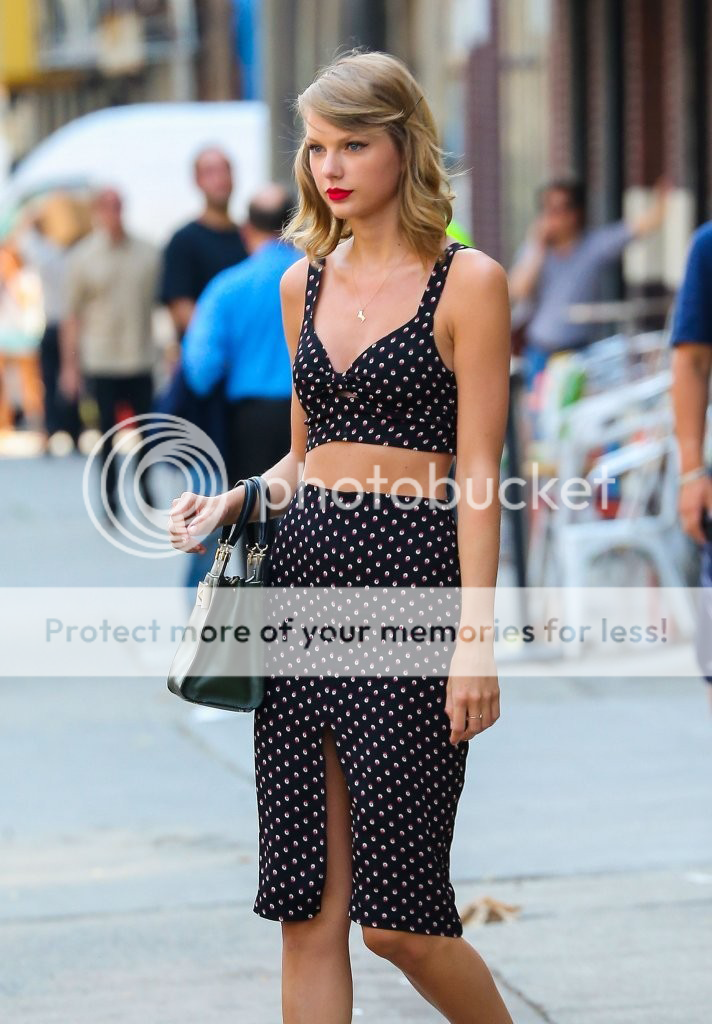 Taylor Swift street style summer skirt look